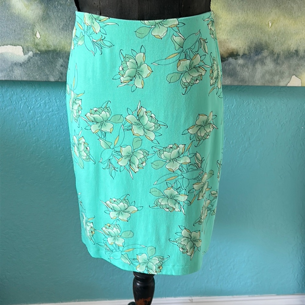 Beautiful Colors in this J Jill S Floral Stretchy Skirt